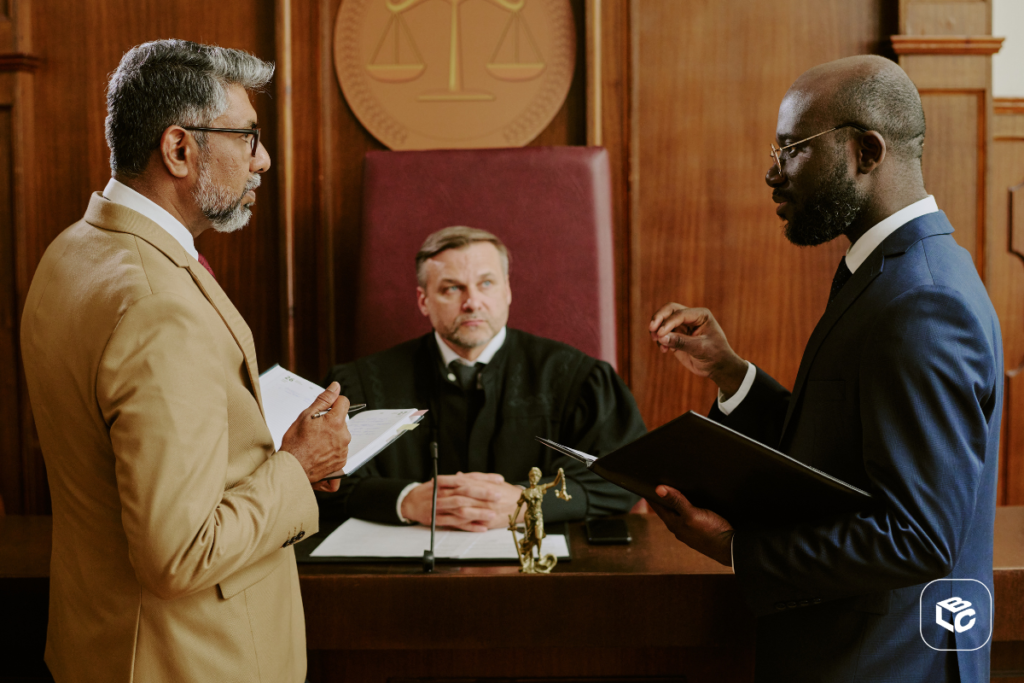 Advogados discutem caso perante juiz em tribunal