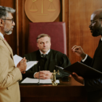 Advogados discutem caso perante juiz em tribunal